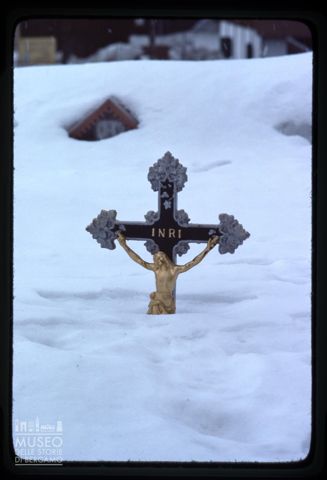 Crocifisso in un cimitero nel Bellunese