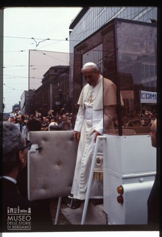 Giovanni Paolo II arriva in piazza Cinque Giornate a Milano