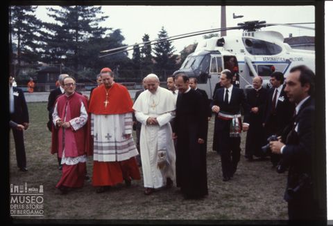 Giovanni Paolo II atterra con l'elicottero dell'Aeronautica Militare a Desio
