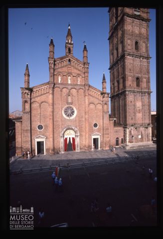 La piazza dei Santi Fermo e Rustico a Caravaggio