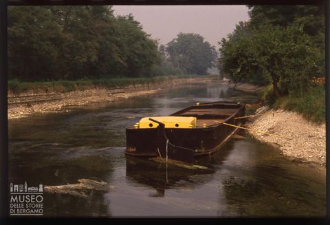Chiatta sul Naviglio Grande a Bernate Ticino