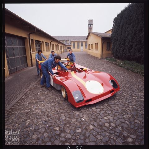 Una Ferrari 312 P nello stabilimento di Maranello