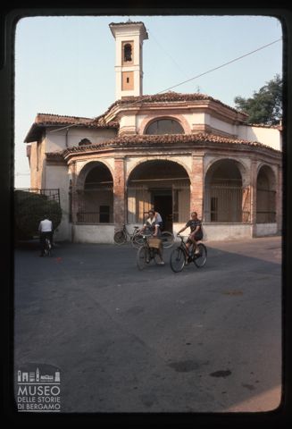 Scena di vita quotidiana davanti alla chiesa di Santa Liberata a Caravaggio
