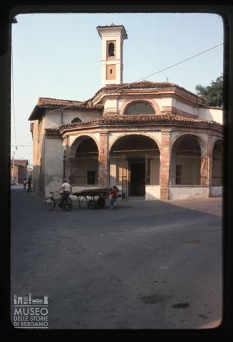Scena di vita quotidiana davanti alla chiesa di Santa Liberata a Caravaggio