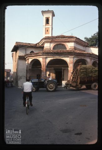 Scena di vita quotidiana davanti alla chiesa di Santa Liberata a Caravaggio
