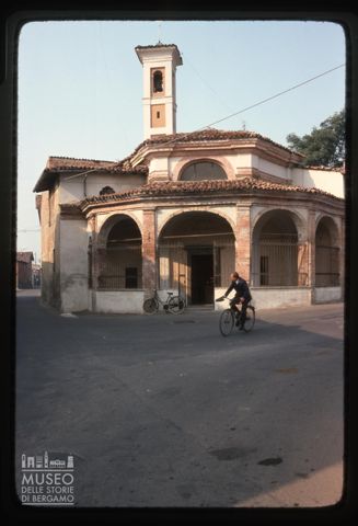 Scena di vita quotidiana davanti alla chiesa di Santa Liberata a Caravaggio