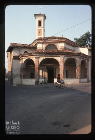 Scena di vita quotidiana davanti alla chiesa di Santa Liberata a Caravaggio