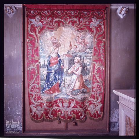 Stendardo processionale raffigurante l'Apparizione della Madonna di Caravaggio nella chiesa dei Santi Fermo e Rustico a Caravaggio