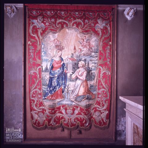 Stendardo processionale raffigurante l'Apparizione della Madonna di Caravaggio nella chiesa dei Santi Fermo e Rustico a Caravaggio