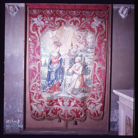 Stendardo processionale raffigurante l'Apparizione della Madonna di Caravaggio nella chiesa dei Santi Fermo e Rustico a Caravaggio