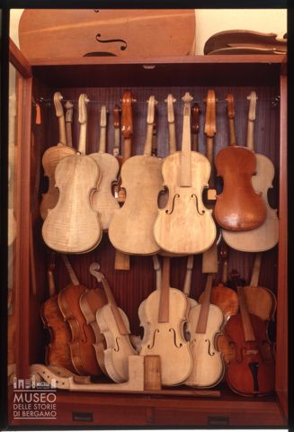 Archi all'Istituto professionale internazionale per l'artigianato liutario e del legno Antonio Stradivari di Cremona