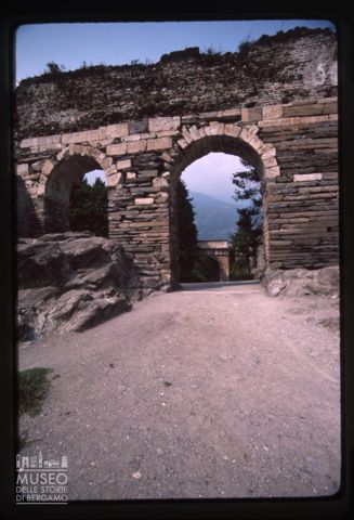 Resti dell'acquedotto romano a Susa