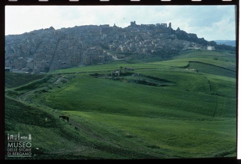 Veduta di Pietraperzia dalla campagna