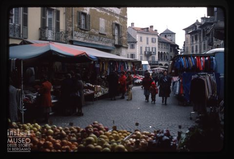 Scena di mercato a Domodossola