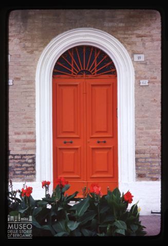 Una porta rossa