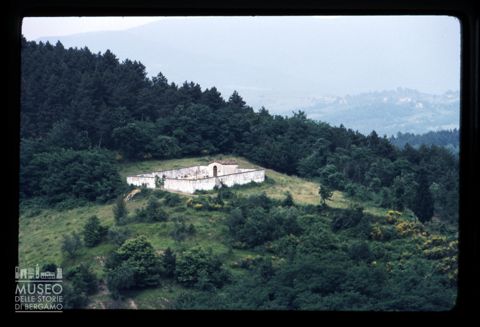 Un cimitero di montagna sull'Appennino bolognese