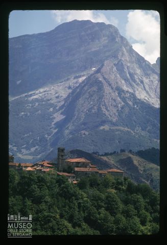 Paesaggio montano con borgo