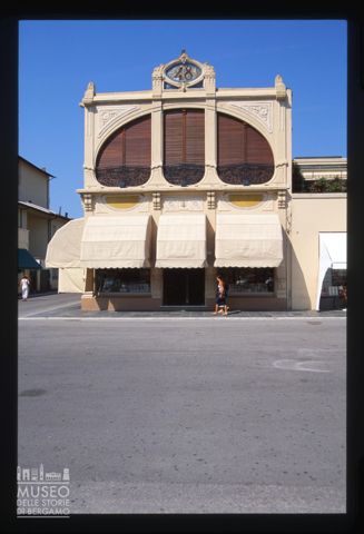 Edificio liberty sul lungomare di Viareggio