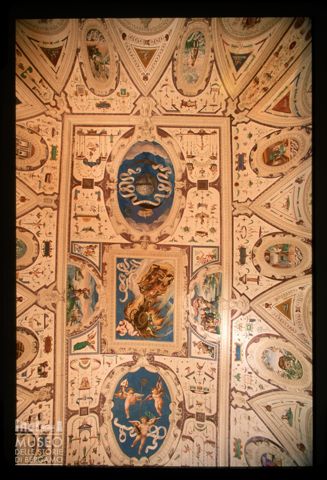 La volta affrescata del Salone delle grottesche nel Castello della Manta