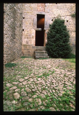 Scorcio del cortile di un castello