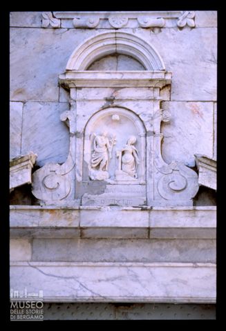 Particolare del portale dell'Oratorio della Santissima Annunziata a Fosdinovo