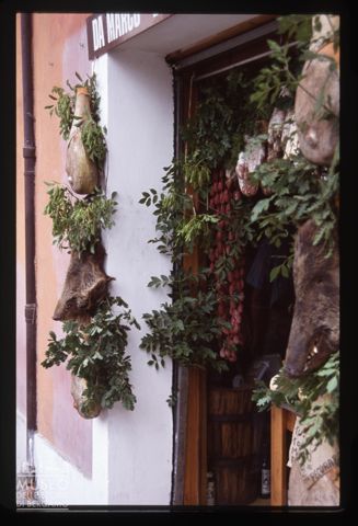 L'ingresso di una salumeria