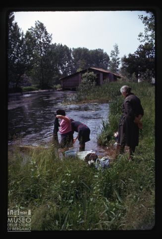 Lavandaie sul fiume Mincio a Goito