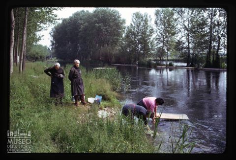 Lavandaie sul fiume Mincio a Goito