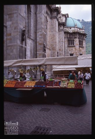 Scena di mercato a Como