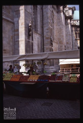 Scena di mercato a Como