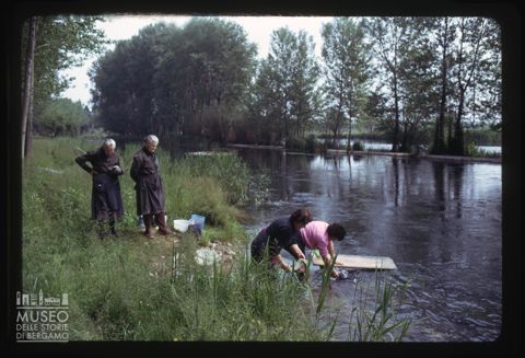 Lavandaie sul fiume Mincio a Goito