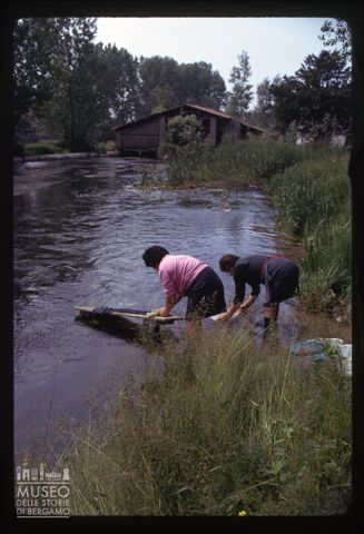 Lavandaie sul fiume Mincio a Goito