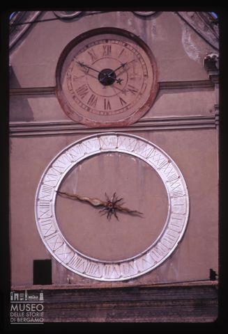 L'orologio della chiesa dell'Assunzione della Beata Vergine Maria e Sant'Andrea Apostolo di Asola