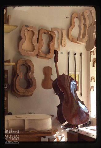 Archi nella bottega di un liutaio di Cremona