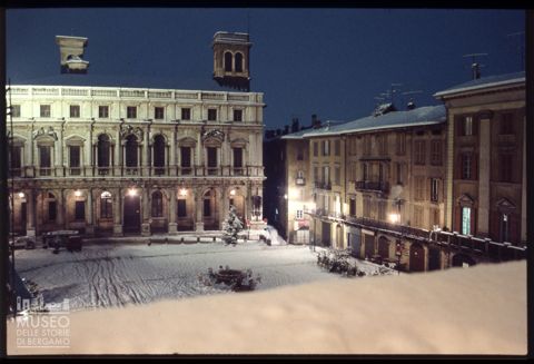 Veduta di piazza Vecchia a Bergamo innevata