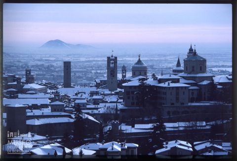 Veduta di Città Alta innevata
