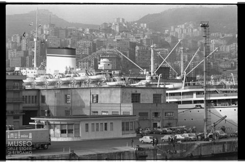 Veduta del porto di Genova