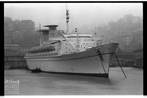 Il transatlantico Raffaello nel porto di Genova