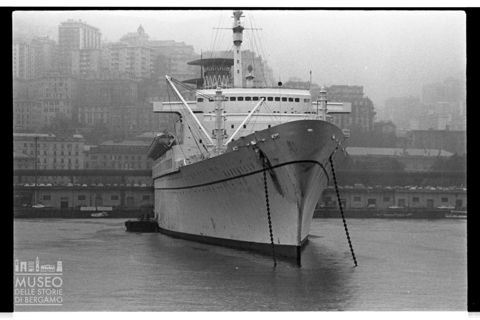 Il transatlantico Raffaello nel porto di Genova