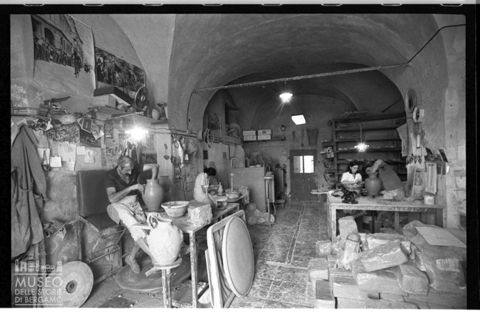Artigiani in un laboratorio di ceramica di Albisola