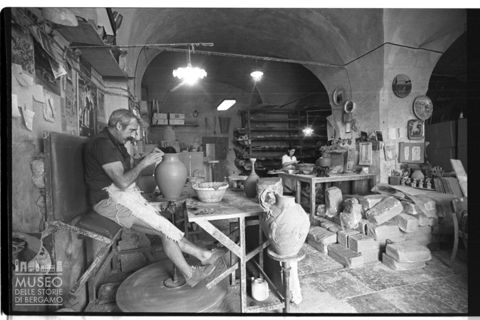 Artigiani in un laboratorio di ceramica di Albisola