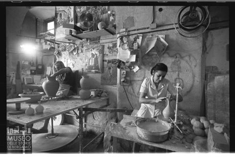 Artigiani in un laboratorio di ceramica di Albisola