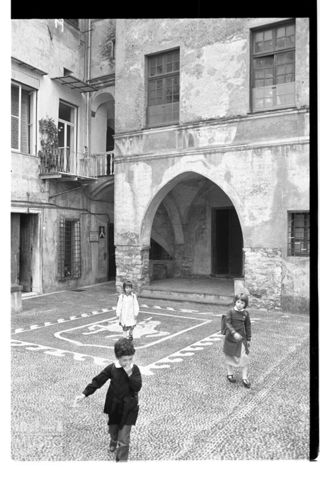 Bambini in una piazza nei pressi del 