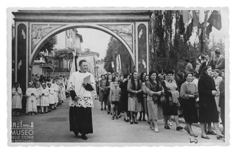 Donne e bambine in processione