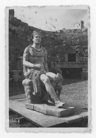Statua di Artemide seduta con cane