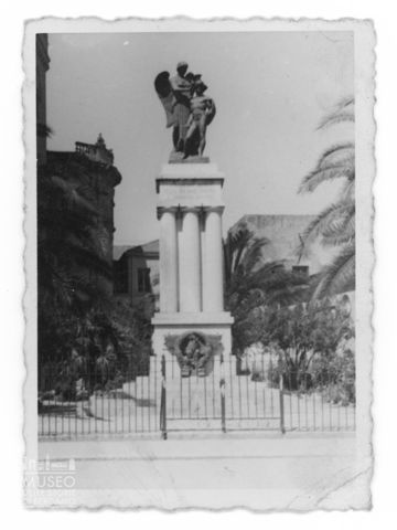 Monumento su colonne
