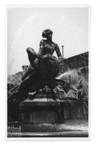 Fontana zampillante con statua in bronzo