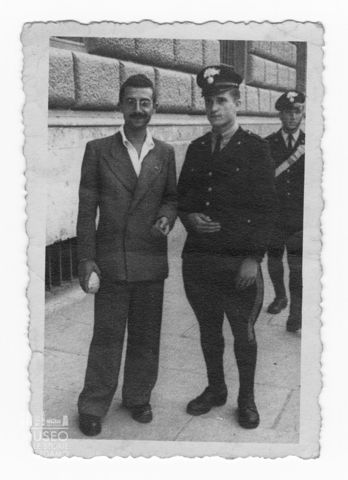 Nicola Burgarella con un carabiniere a Roma