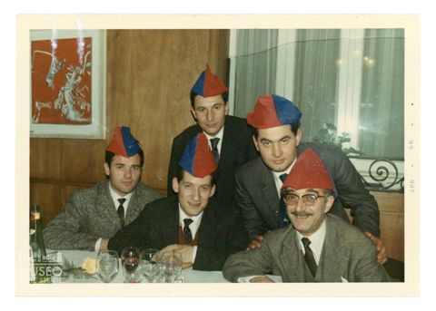 Nicola Burgarella con quattro amici in un ristorante