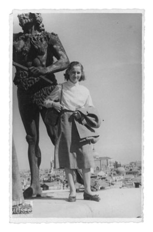 Una donna sulla terrazza della Torre dell'orologio a Venezia